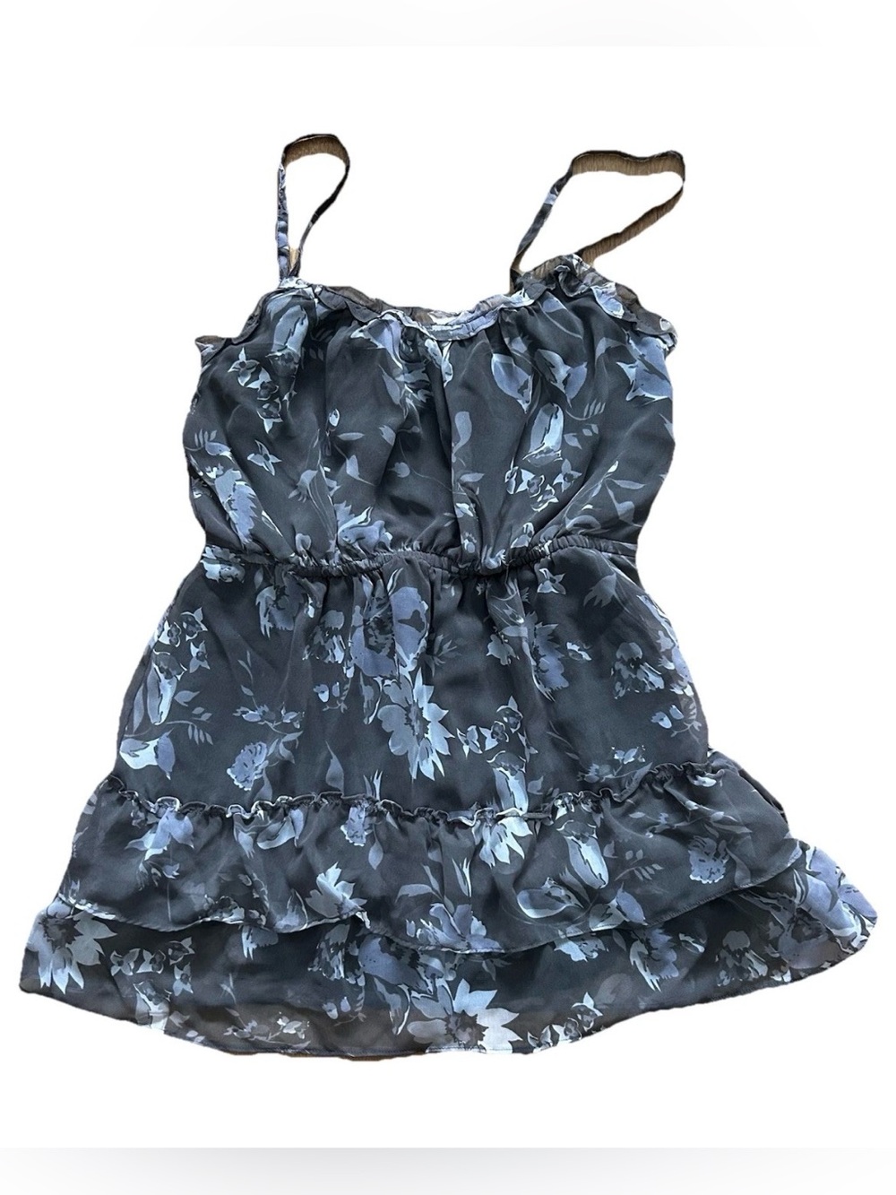 American Eagle Outfitters dainty Gray Floral Blouse w soft n airy fabric